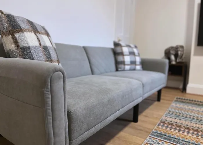 Modern Urban 4 Bedroom House With Free Parking