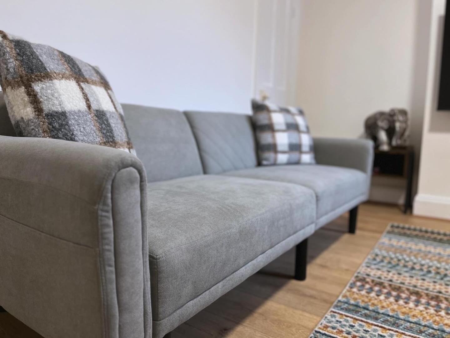 Modern Urban 4 Bedroom House With Free Parking *